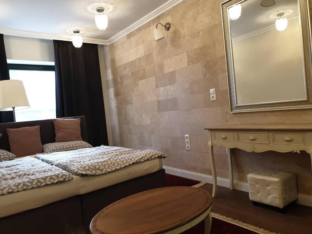 부다페스트 Ejjeli Bagoly Etterem Es Panzio B&B 외부 사진