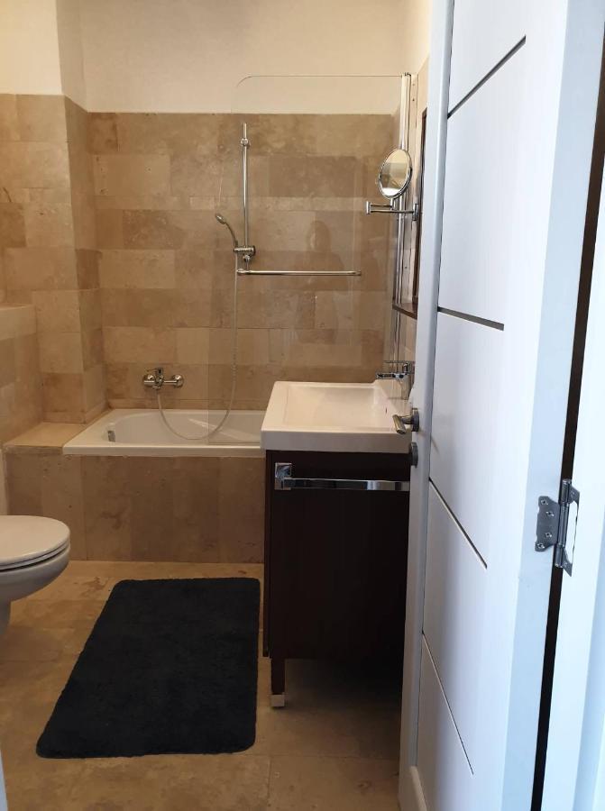 부다페스트 Ejjeli Bagoly Etterem Es Panzio B&B 외부 사진