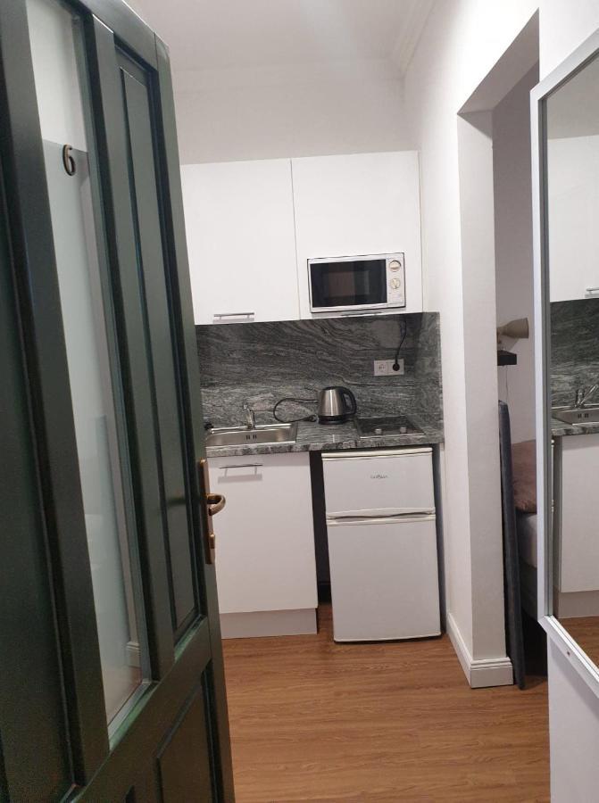 부다페스트 Ejjeli Bagoly Etterem Es Panzio B&B 외부 사진